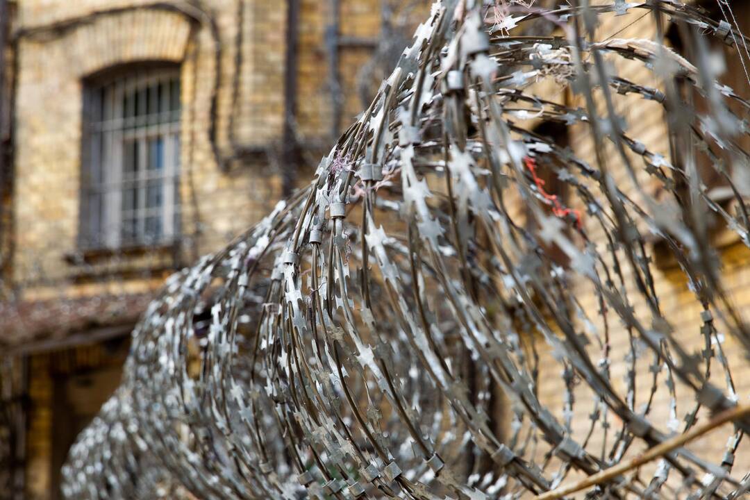 Vyriausybė ieško būdų įdarbinti daugiau nuteistųjų už kalėjimo ribų