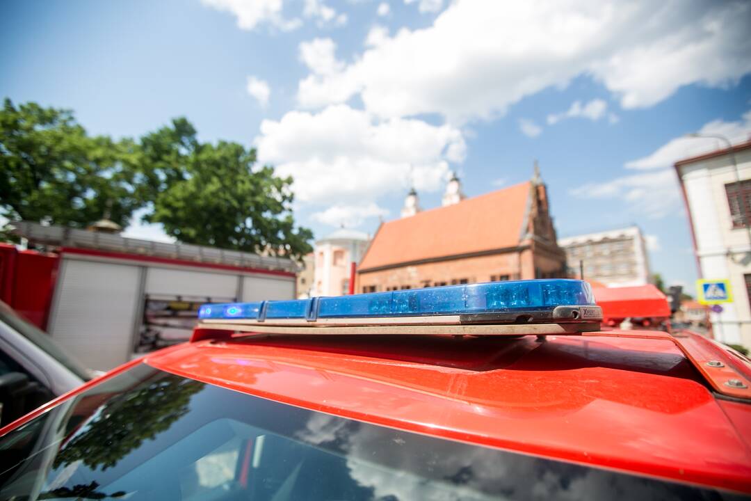 Degė Jėzuitų bažnyčios pastogė