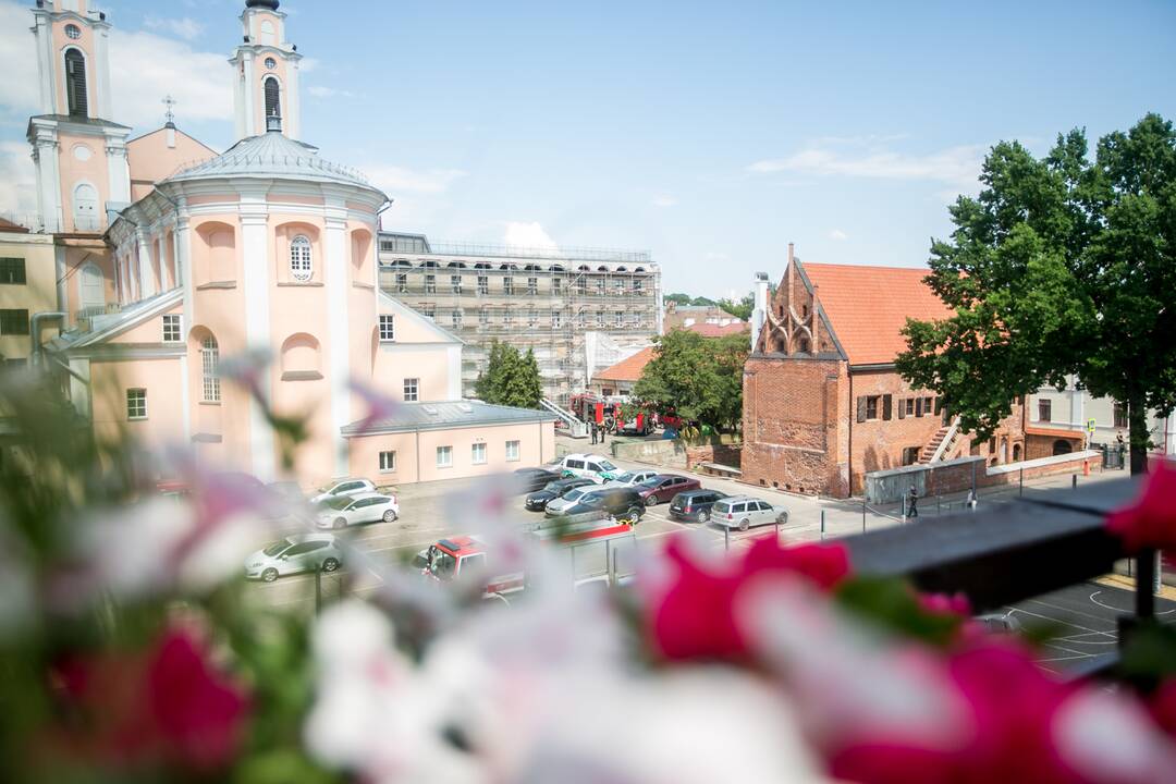 Degė Jėzuitų bažnyčios pastogė