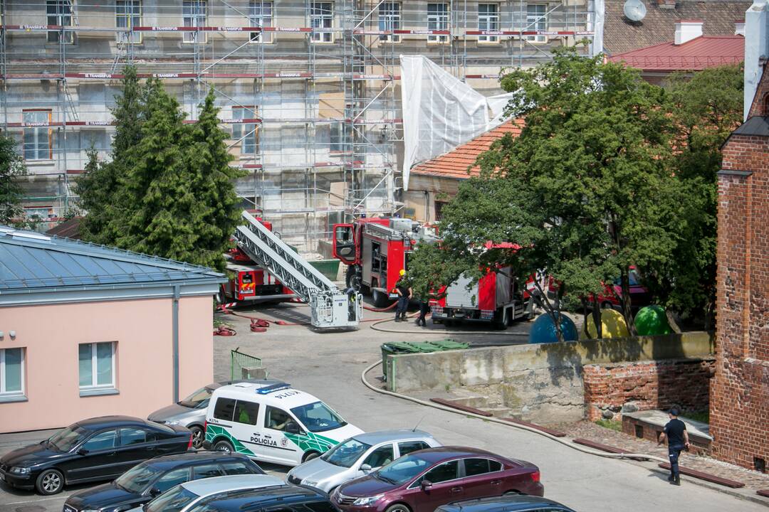 Degė Jėzuitų bažnyčios pastogė