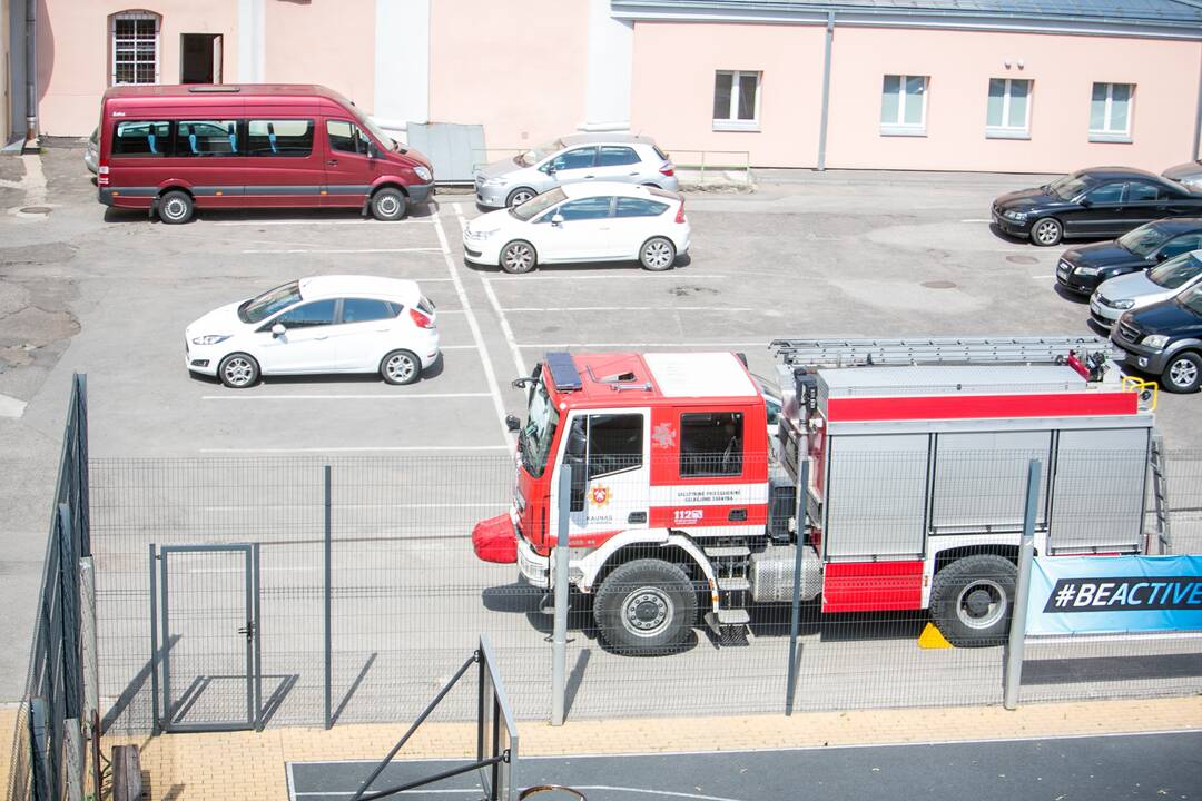 Degė Jėzuitų bažnyčios pastogė