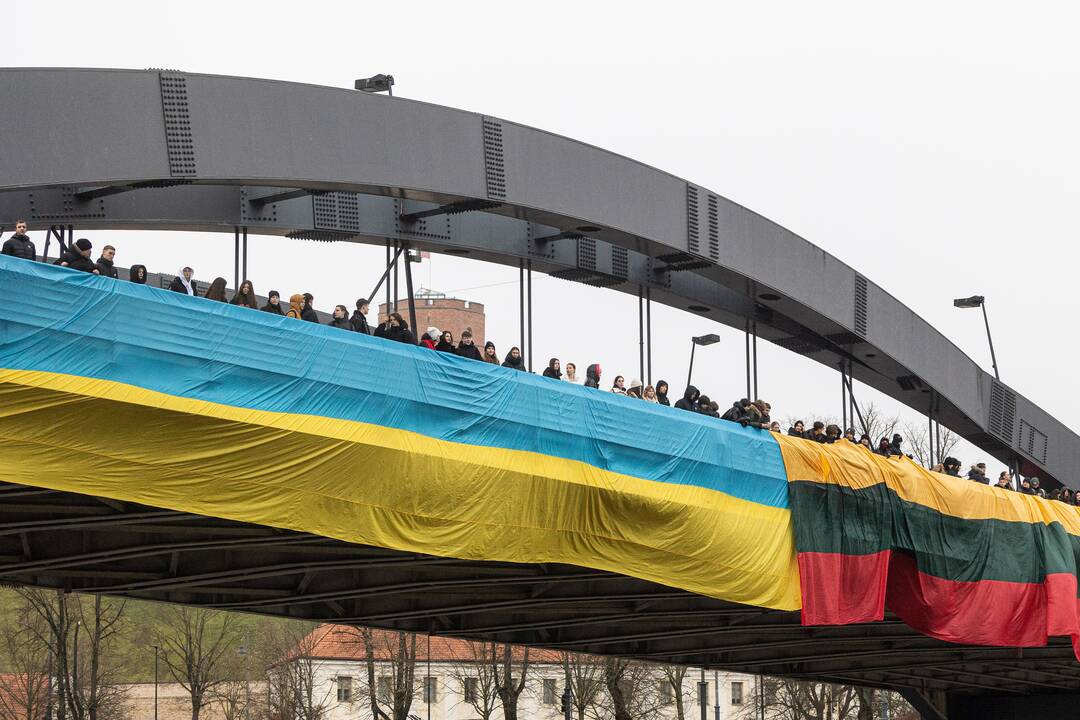 Ant Karaliaus Mindaugo tilto išskleistos Lietuvos ir Ukrainos vėliavos
