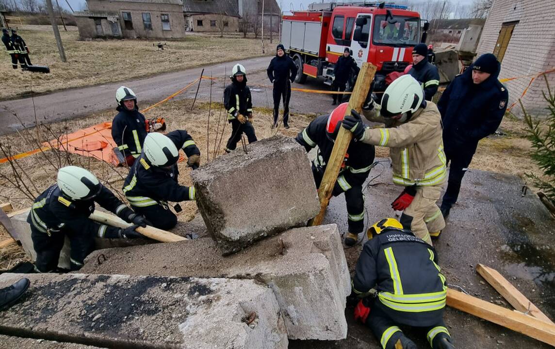 Kretingoje vyksta ugniagesių pratybos žmonių iš sugriuvusių pastatų gelbėjimui
