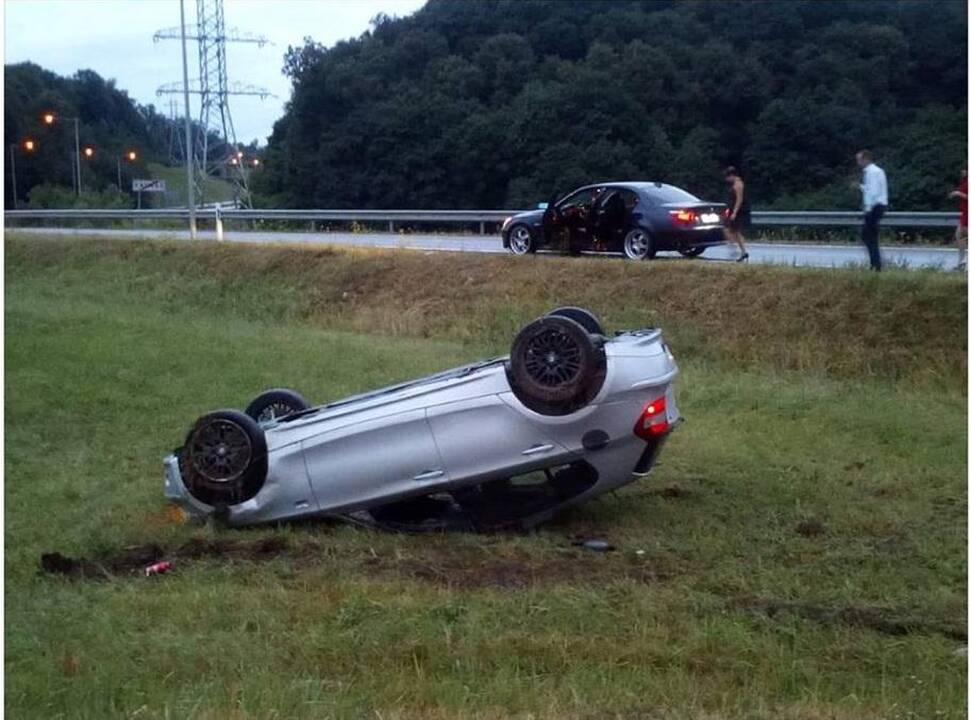 Joninių naktį – BMW avarija