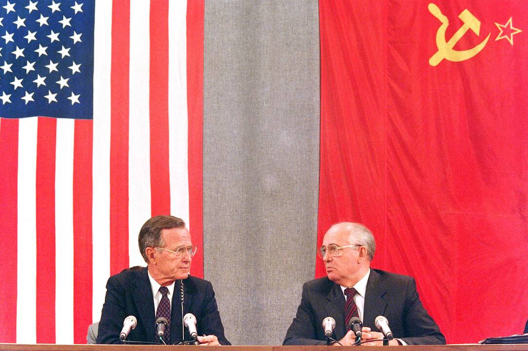 George'as Bushas (kairėje) ir Michailas Gorbačiovas