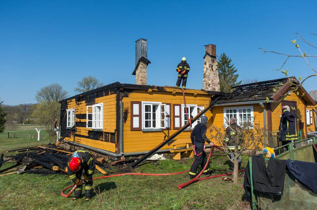 Tauragės rajone sudegė klebonijos pastato stogas