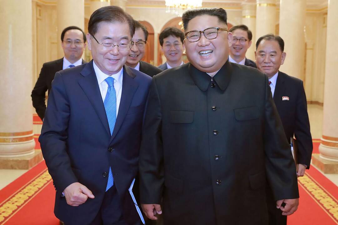 Moon Jae-inas ir Kim Jong Unas (iš kairės)