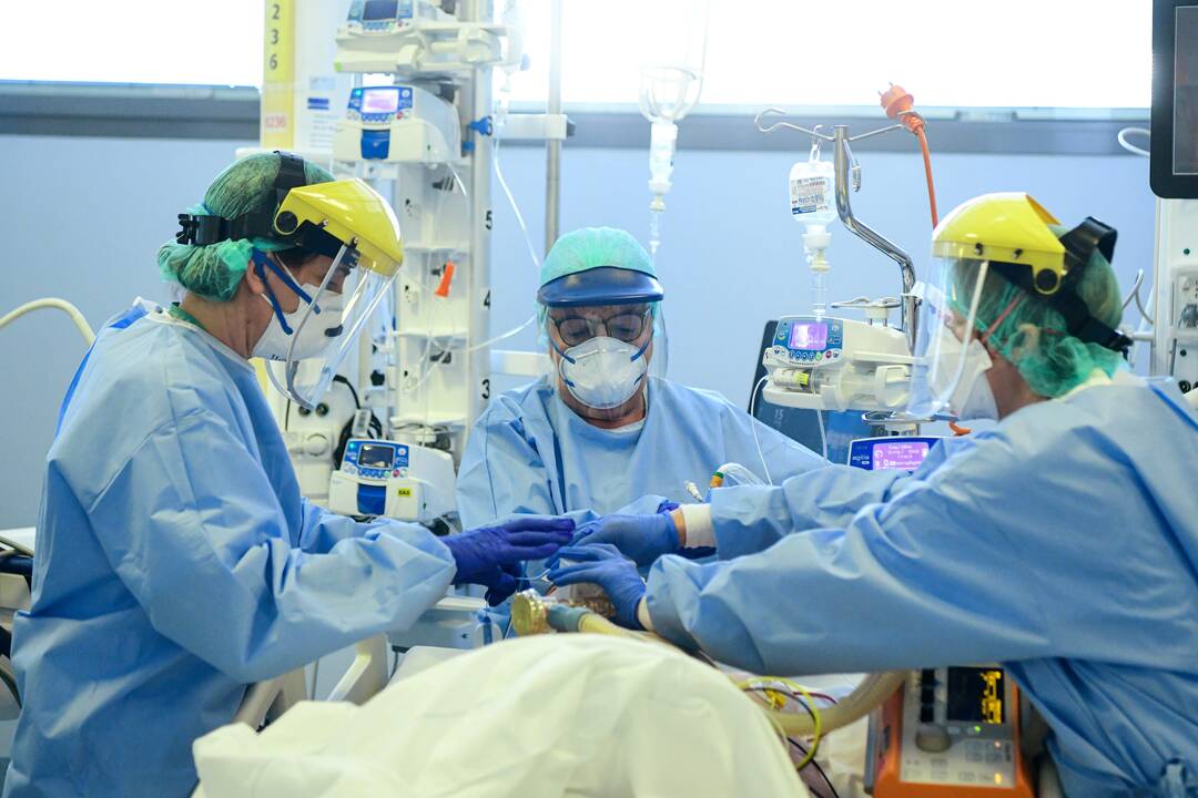 Italija: beveik 50 proc. Bergamo provincijos gyventojų buvo užsikrėtę koronavirusu