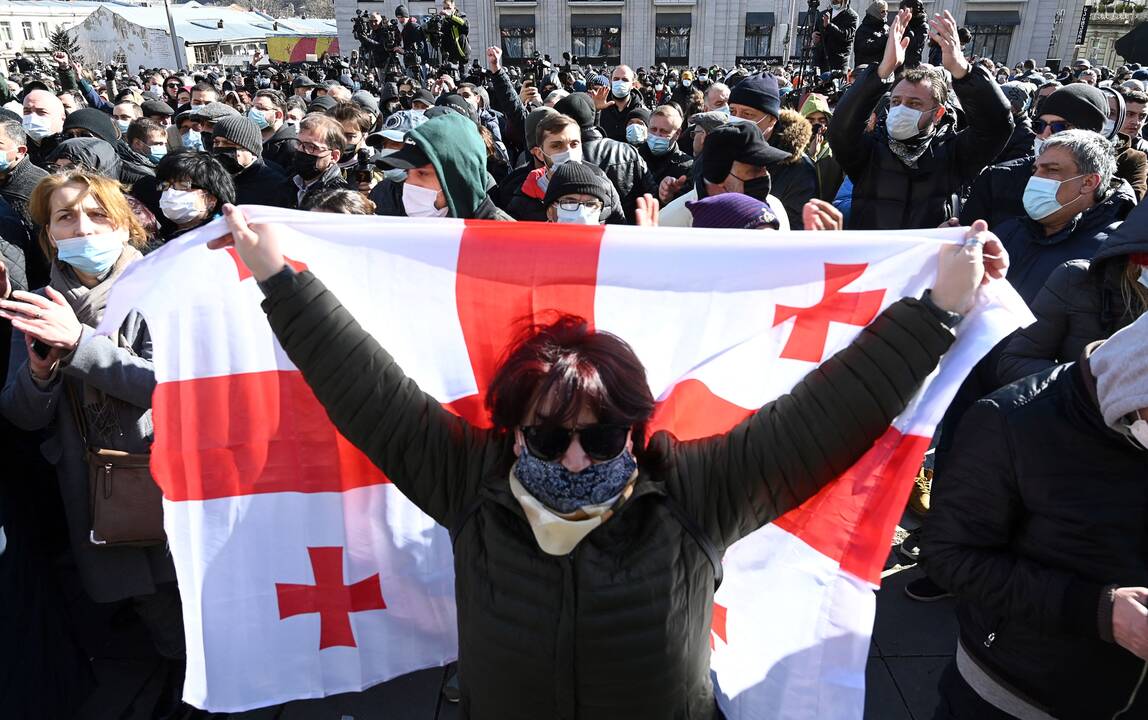 Sakartvele protestuoja tūkstančiai žmonių