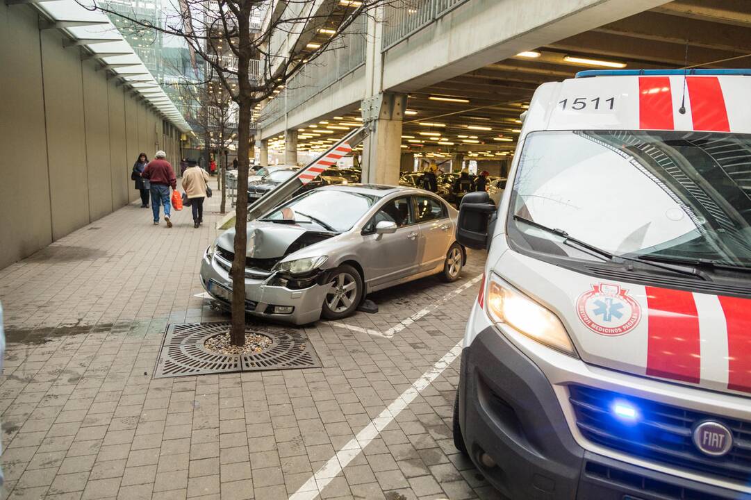 Eismo įvykis „Akropolio“ automobilių stovėjimo aikštelėje
