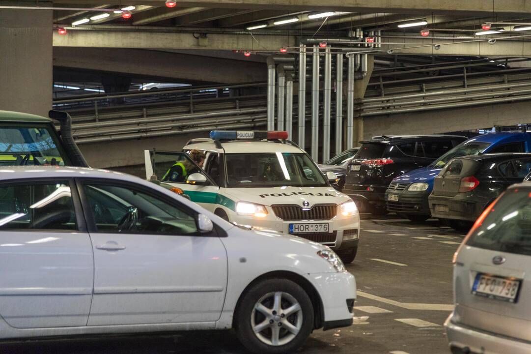Eismo įvykis „Akropolio“ automobilių stovėjimo aikštelėje