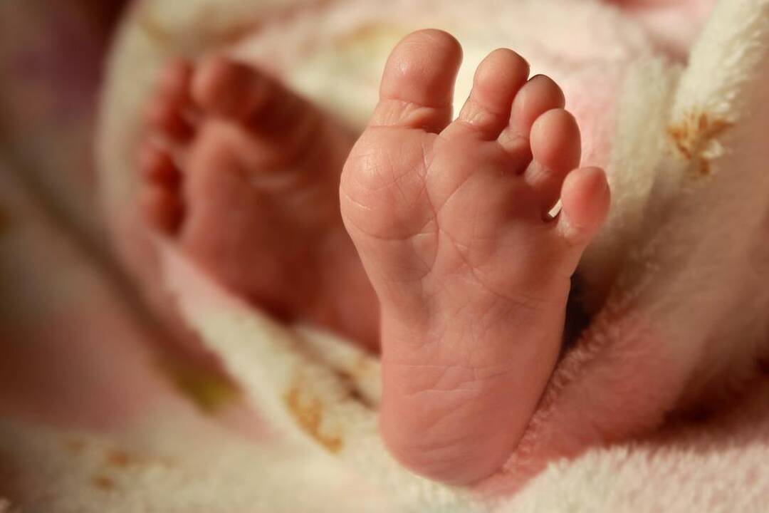 Neblaivus vyras sužalojo kūdikį laikiusią moterį