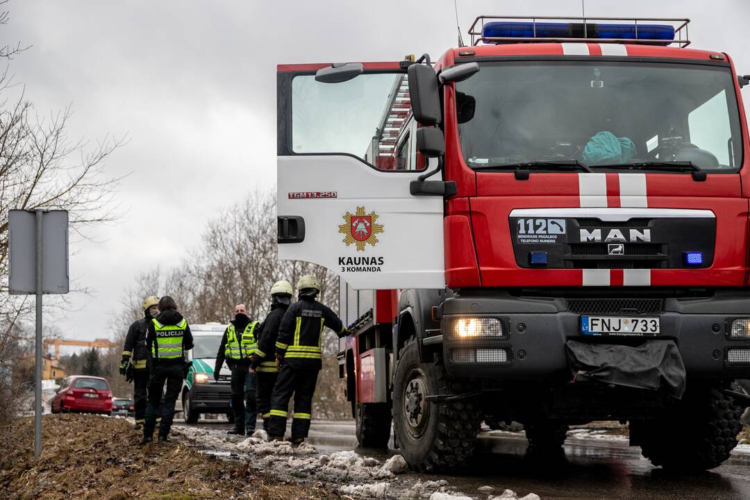 Kaune nuo kelio nuvažiavo ir apvirto automobilis
