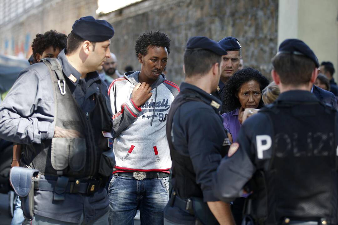 Italijos policininkas nušovė migrantą, smogusį jam peiliu 
