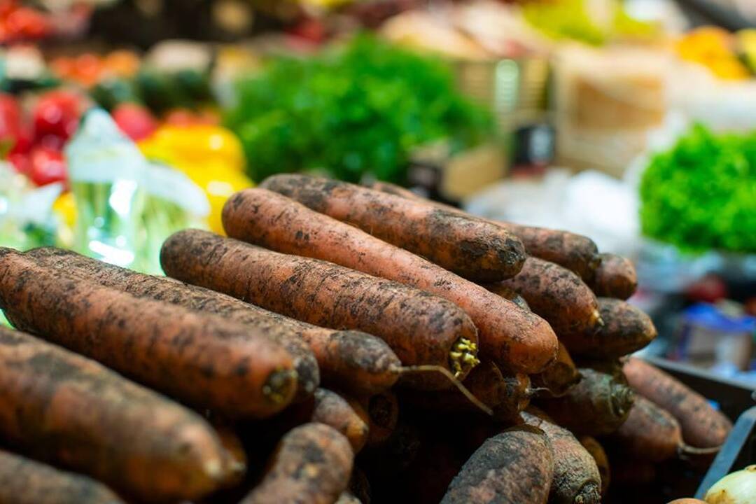 Turguje pirkėjai reikalauja neplautų morkų