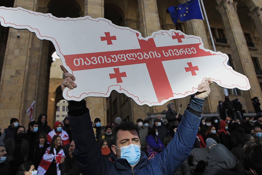 Sakartvele protestuoja tūkstančiai žmonių