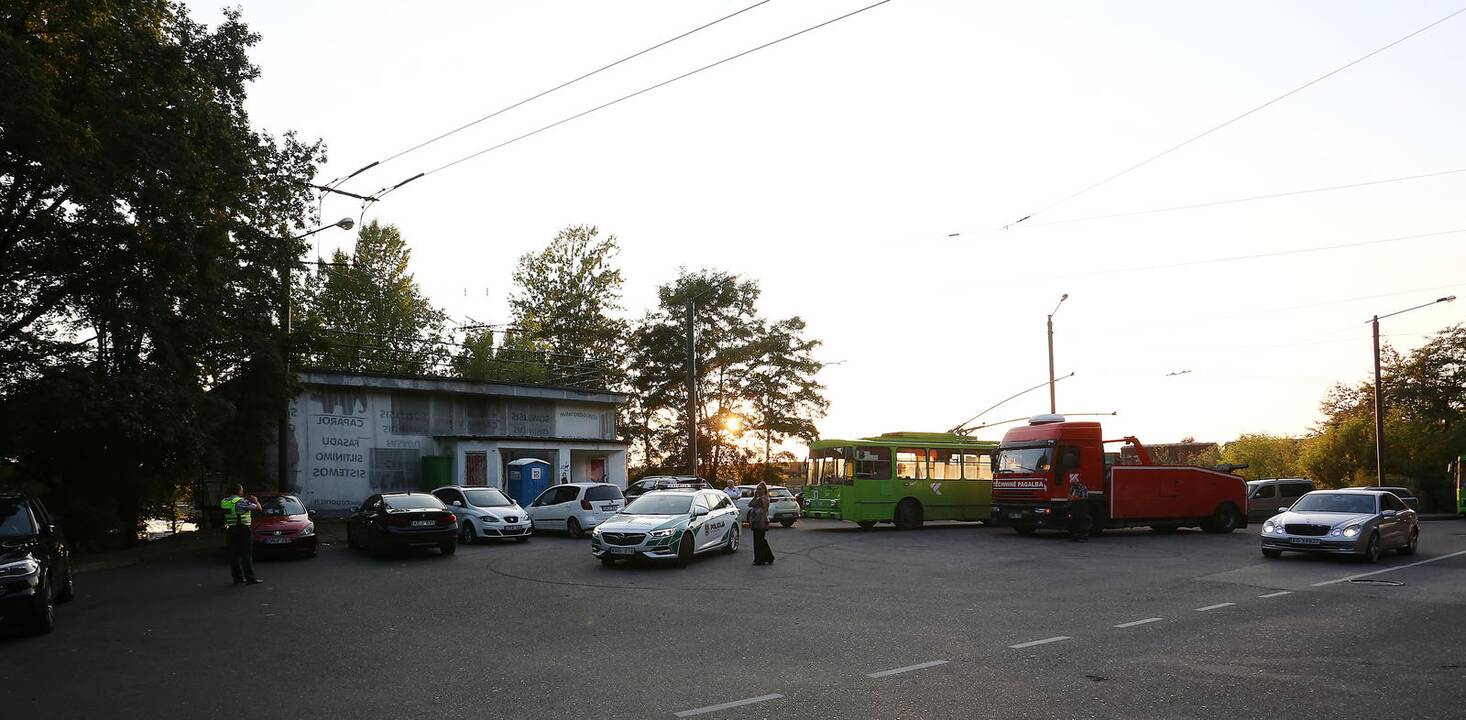 Automobiliai užtvėrė kelią troleibusams