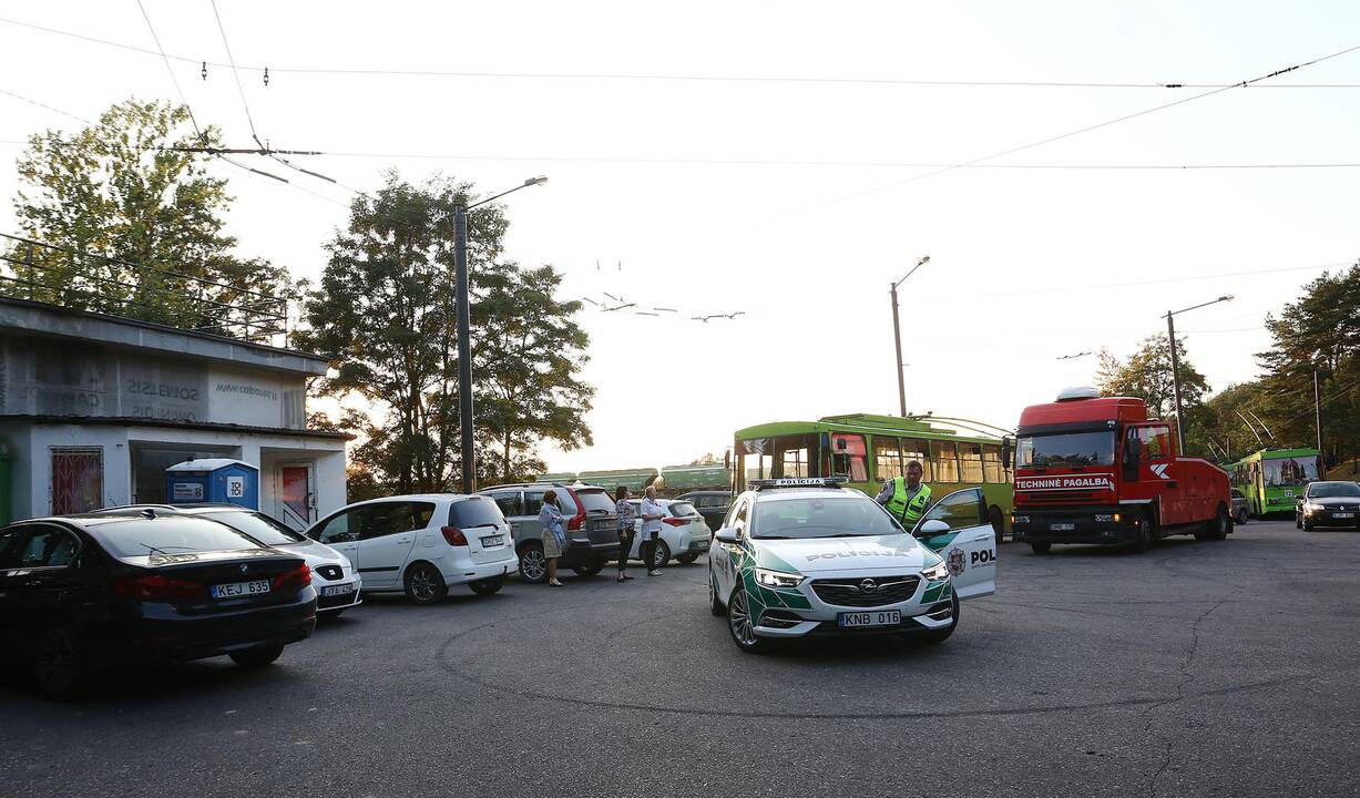 Automobiliai užtvėrė kelią troleibusams