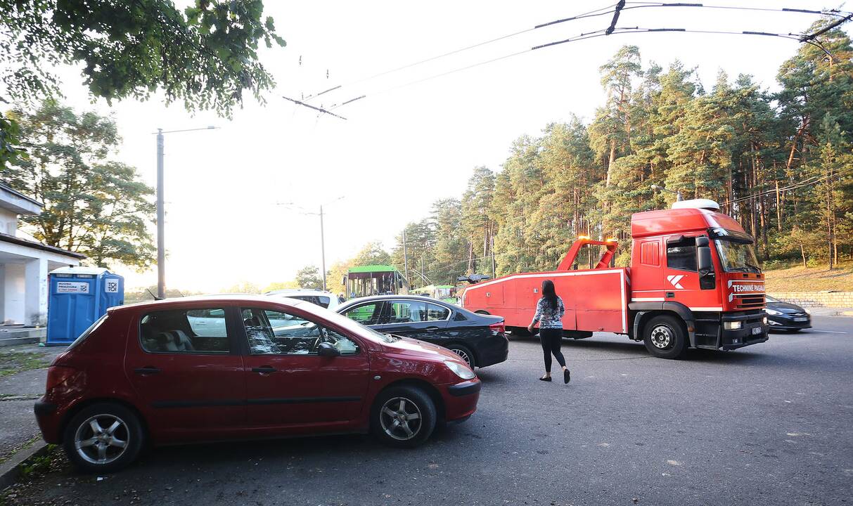 Automobiliai užtvėrė kelią troleibusams