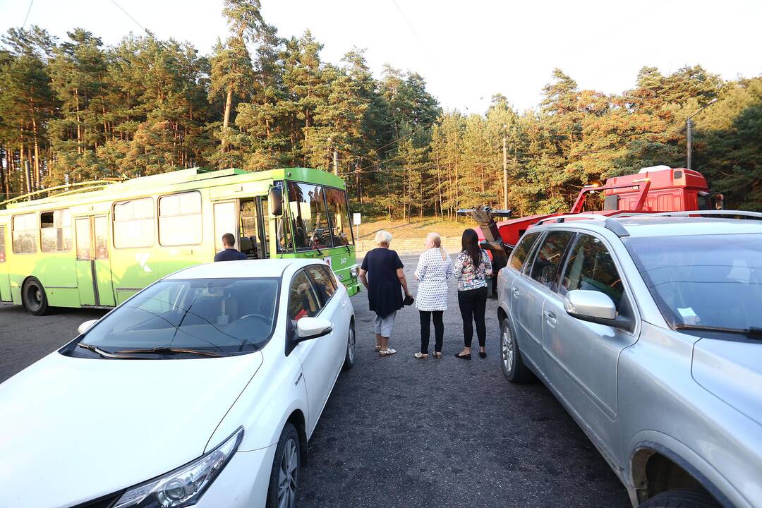 Automobiliai užtvėrė kelią troleibusams