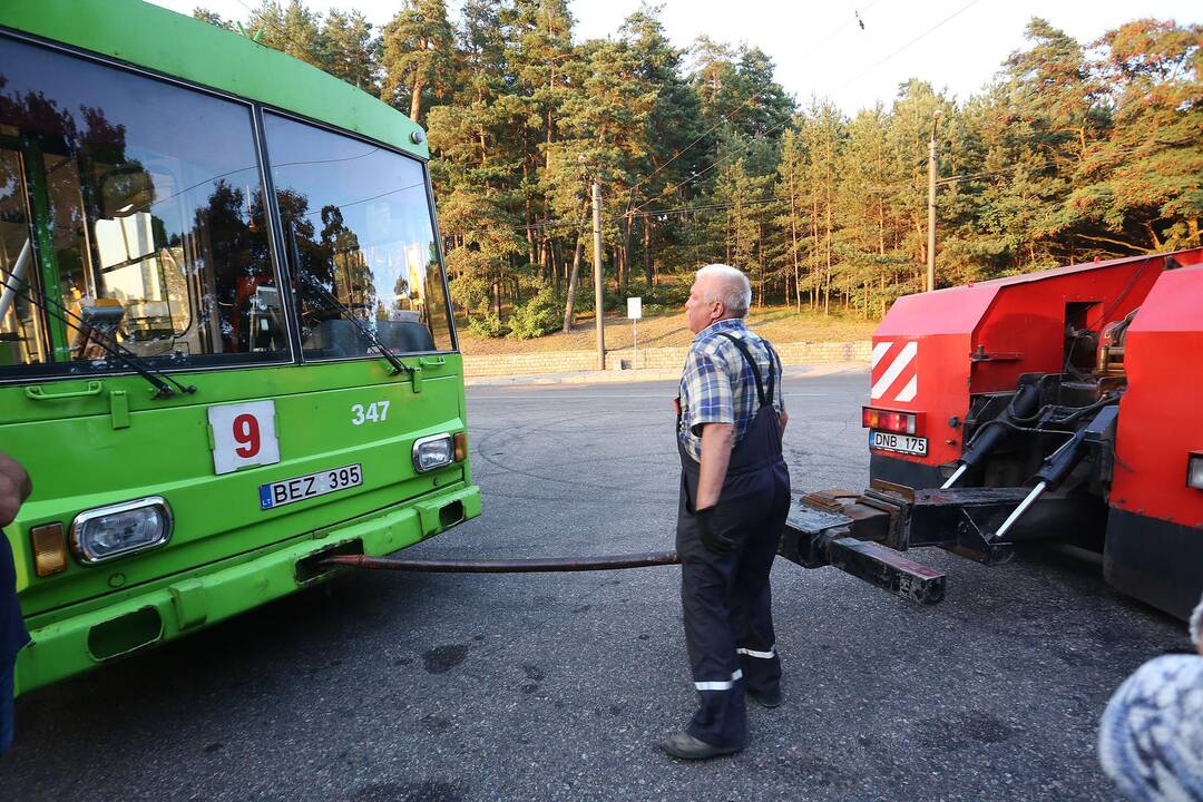 Automobiliai užtvėrė kelią troleibusams