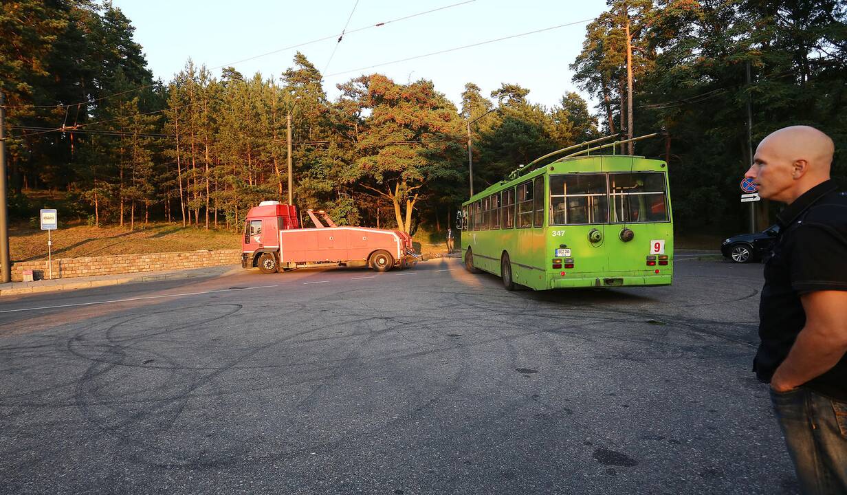 Automobiliai užtvėrė kelią troleibusams