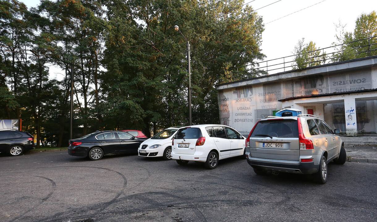 Automobiliai užtvėrė kelią troleibusams