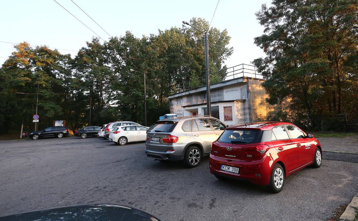 Automobiliai užtvėrė kelią troleibusams