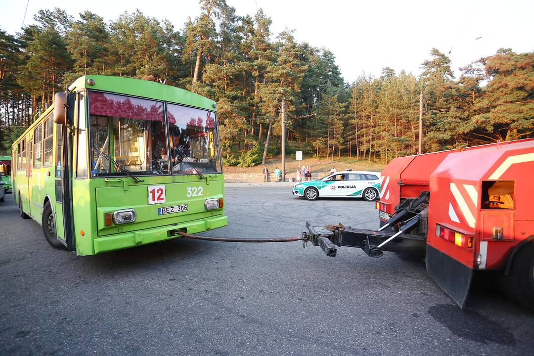 Automobiliai užtvėrė kelią troleibusams