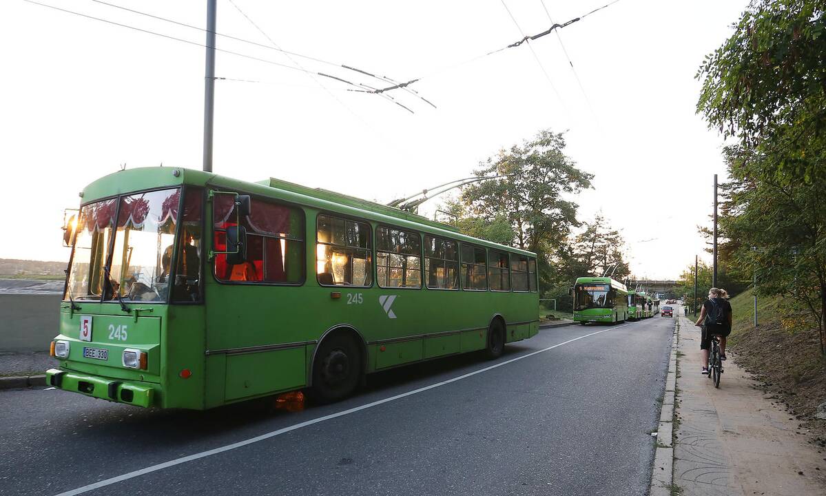 Automobiliai užtvėrė kelią troleibusams