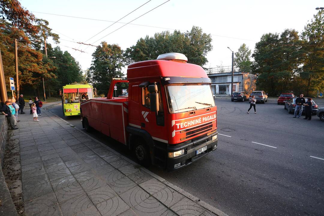 Automobiliai užtvėrė kelią troleibusams