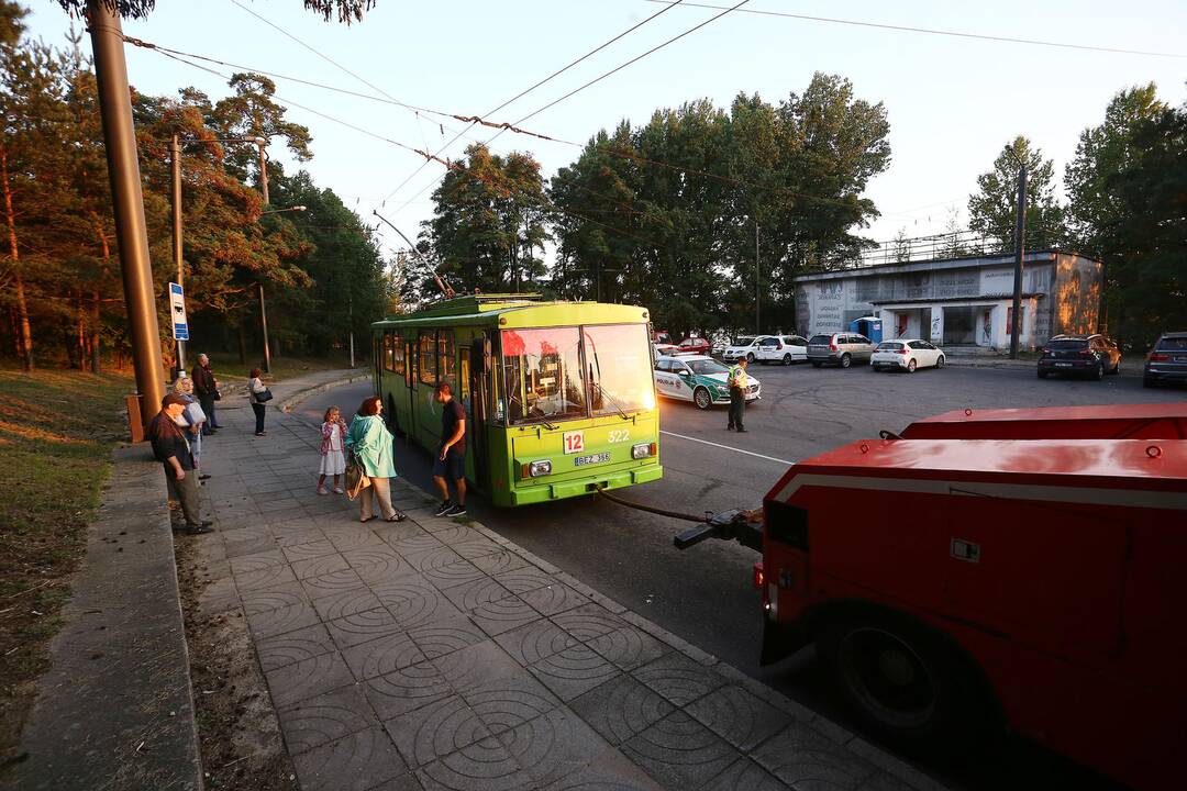 Automobiliai užtvėrė kelią troleibusams