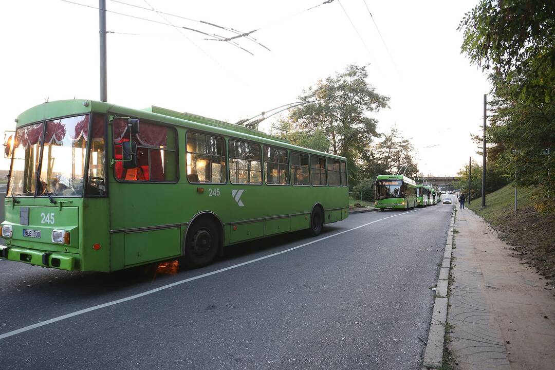 Automobiliai užtvėrė kelią troleibusams