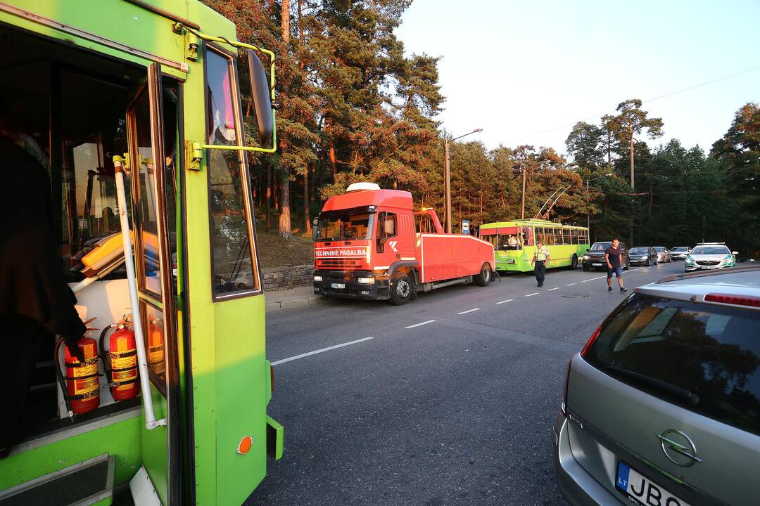 Automobiliai užtvėrė kelią troleibusams