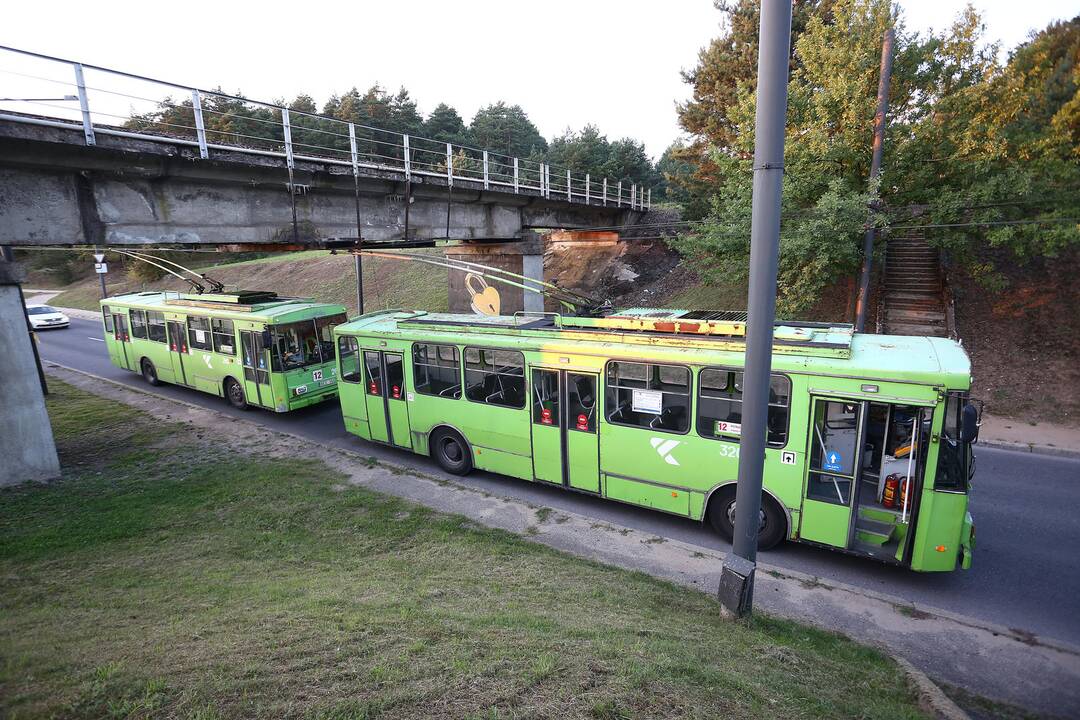 Automobiliai užtvėrė kelią troleibusams