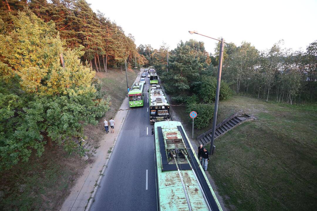 Automobiliai užtvėrė kelią troleibusams