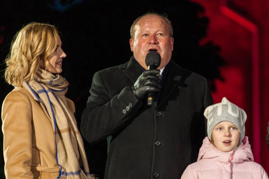 Raudondvaryje įžiebta Kalėdų eglė