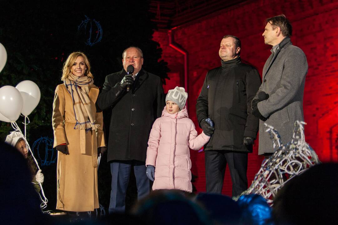 Raudondvaryje įžiebta Kalėdų eglė