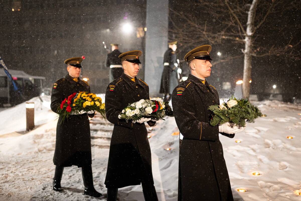 Atminimo laužų uždegimo ceremonija prie Lietuvos nacionalinio radijo ir televizijos pastato