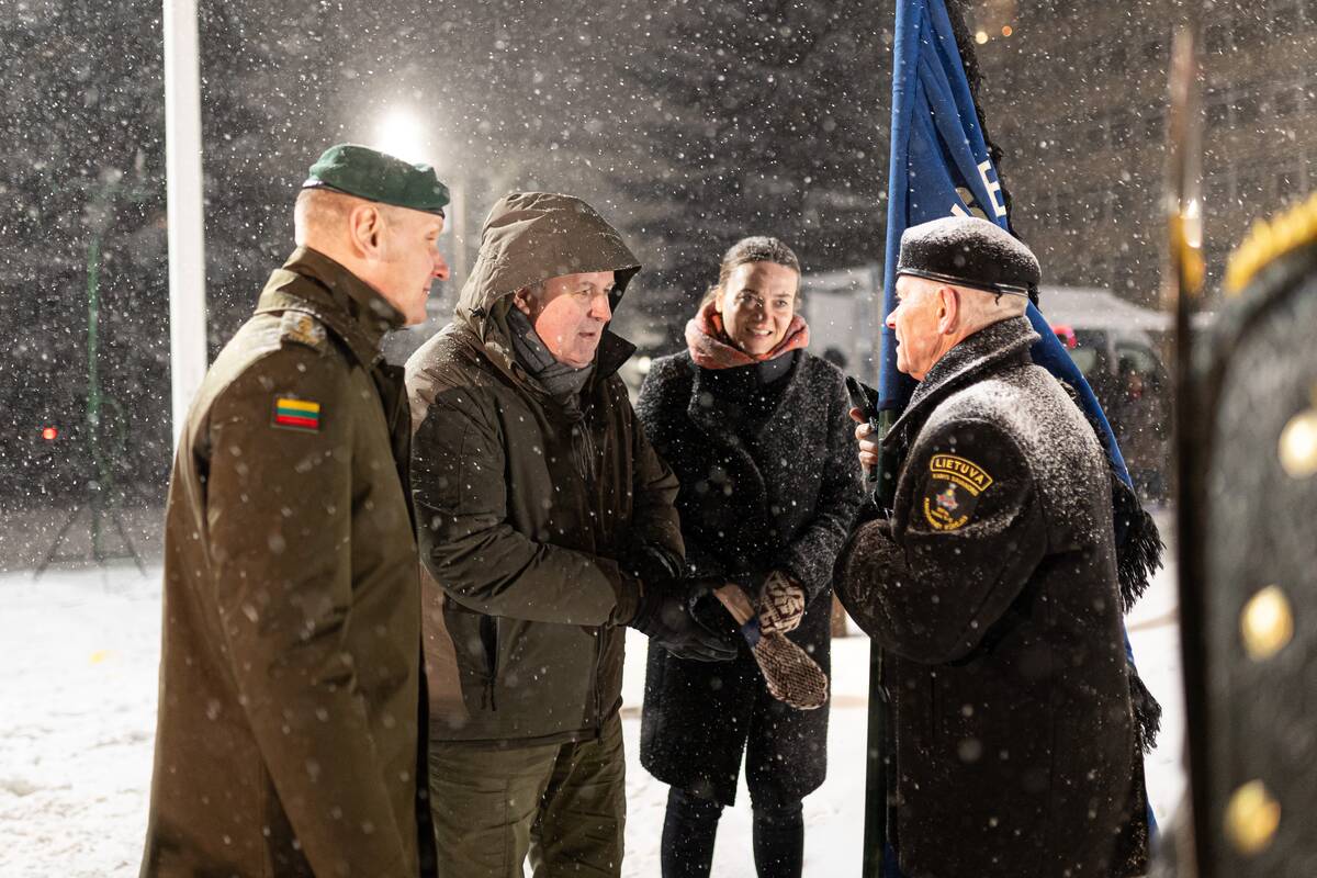 Atminimo laužų uždegimo ceremonija prie Lietuvos nacionalinio radijo ir televizijos pastato