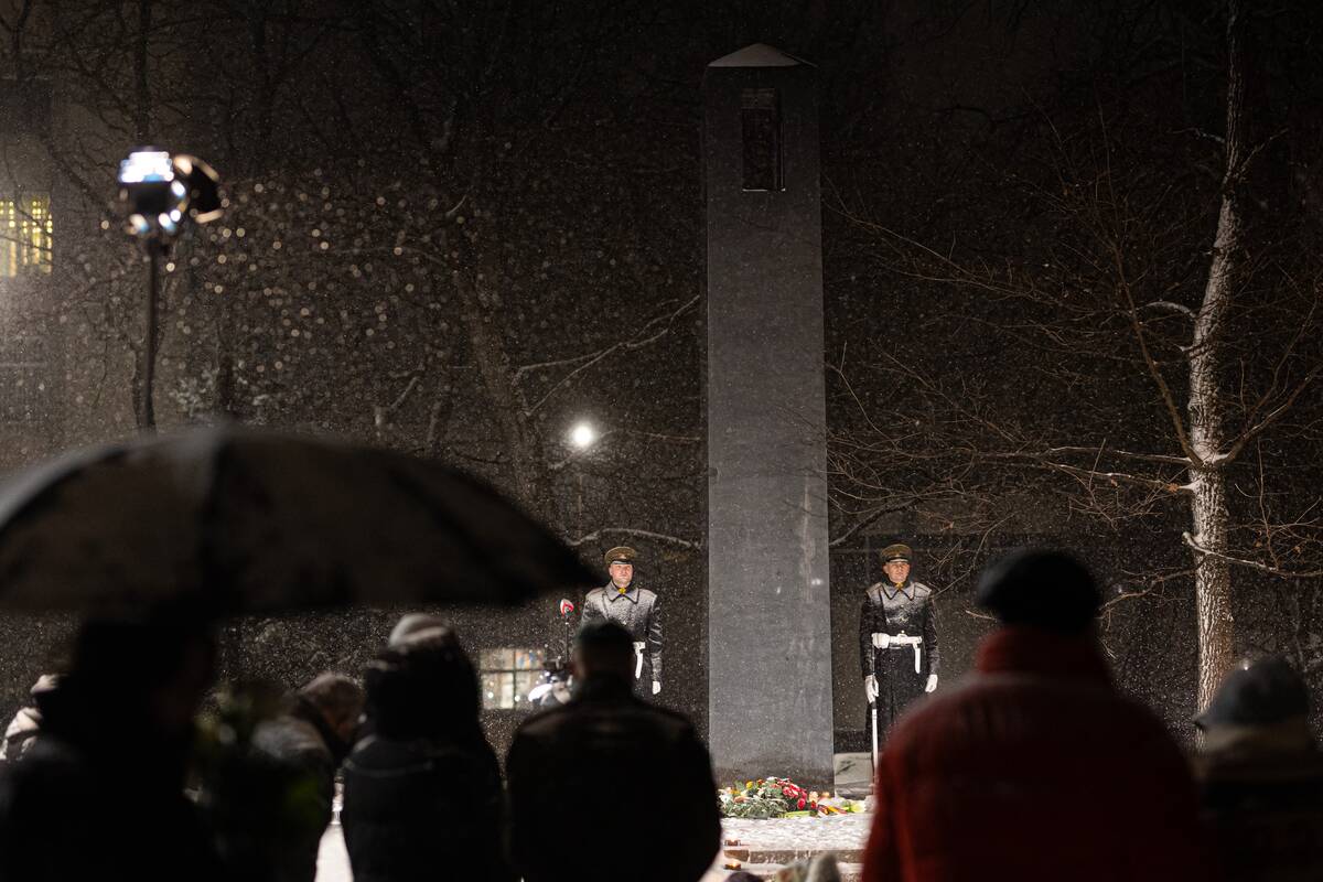 Atminimo laužų uždegimo ceremonija prie Lietuvos nacionalinio radijo ir televizijos pastato