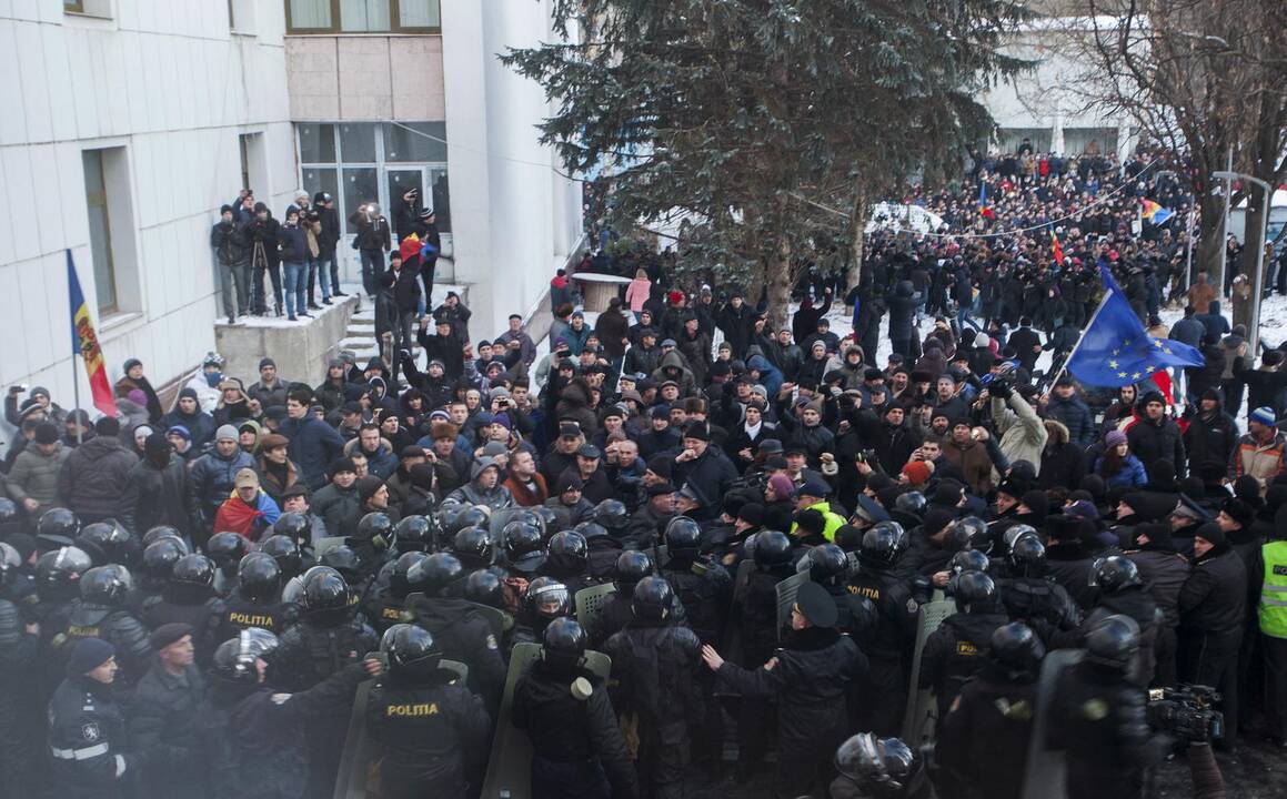 Protestuotojai įsilaužė į Moldovos parlamentą