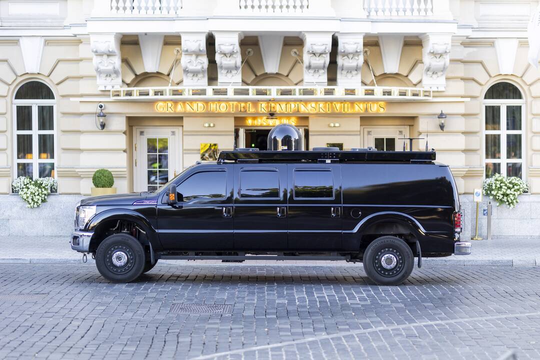 JAV prezidento J. Bideno kortežas prie „Kempinski“ viešbučio