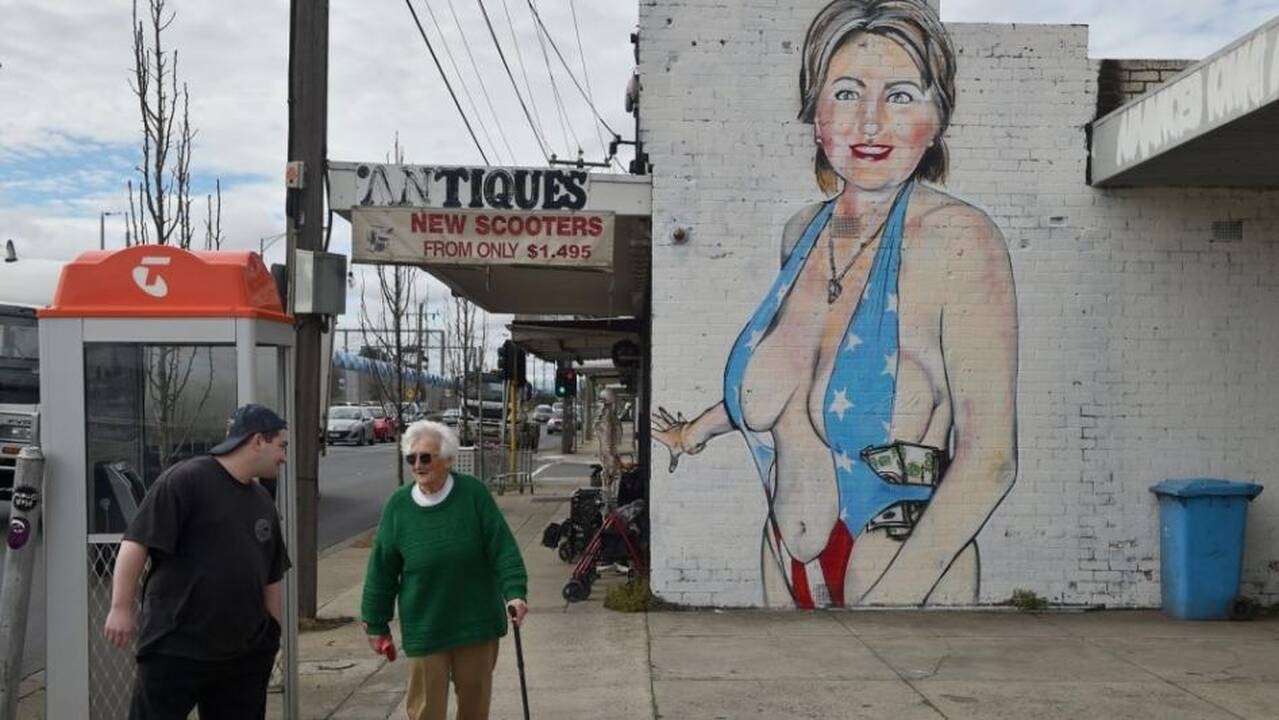 Australijoje kilo šurmulys dėl grafičio, vaizduojančio pusnuogę H. Clinton