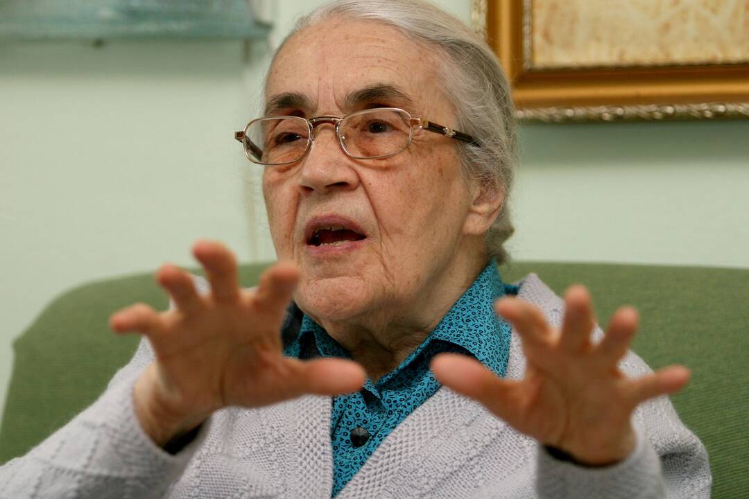  Nexhmije Hoxha