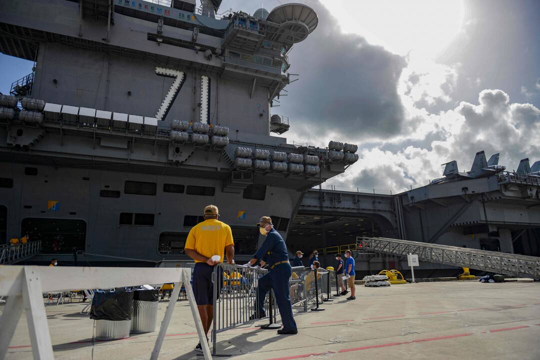 JAV lėktuvnešis „USS Theodore Roosevelt“ po koronakrizės vėl išplauks į jūrą