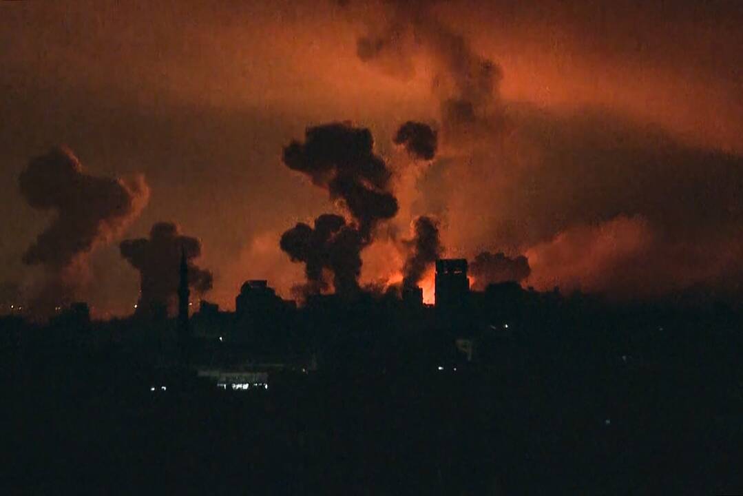 Izraelis praneša naktį į šeštadienį plėsiantis sausumos pajėgų operacijas Gazos Ruože