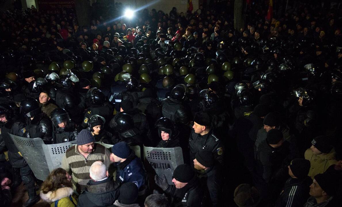 Protestuotojai įsilaužė į Moldovos parlamentą