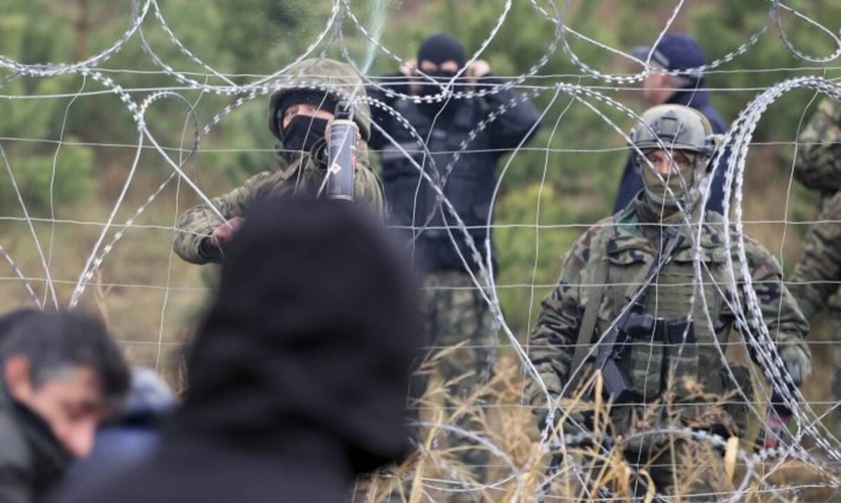 Latvija vis labiau nerimauja dėl sieną kertančių migrantų iš Baltarusijos antplūdžio