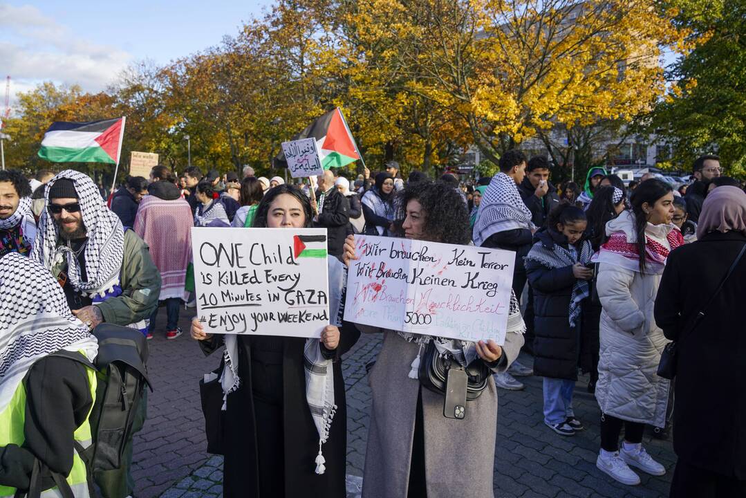 Berlyne tūkstančiai žmonių dalyvauja solidarumo su palestiniečiais eitynėse